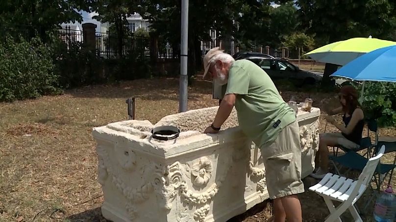 Sarkofag z czasów rzymskich, używany jako bar na bułgarskiej plaży, uważany za autentyczny.