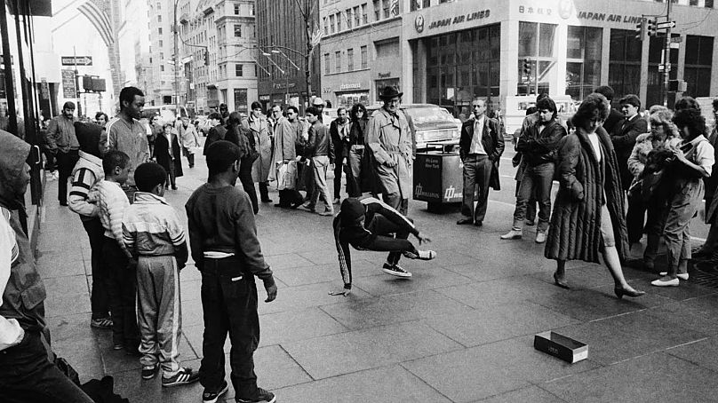 Dzieci tańczące breakdance na Piątej Alei i 52. Ulicy w pobliżu katedry św. Patryka w Nowym Jorku, 20 marca 1984 r.