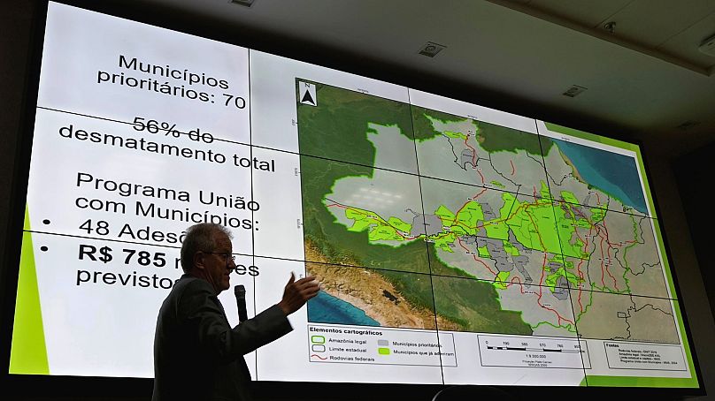 Sekretarz wykonawczy Ministerstwa Środowiska Joao Paulo Capobianco przedstawia dane dotyczące wylesiania Amazonii i Cerrado w siedzibie ministerstwa w Brasilii w Brazylii, 7 sierpnia 2024 r. 