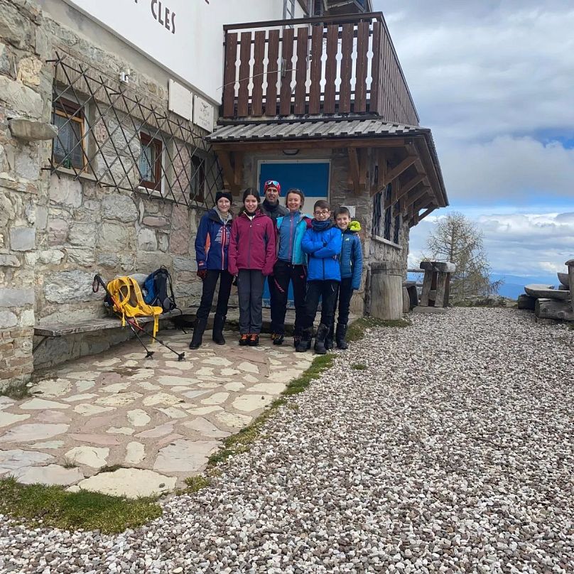 Manuela i jej mąż przejęli zarządzanie schroniskiem Rifugio Peller, zamieniając życie pełne samochodów i chaosu na czyste powietrze i zachwycające krajobrazy. 