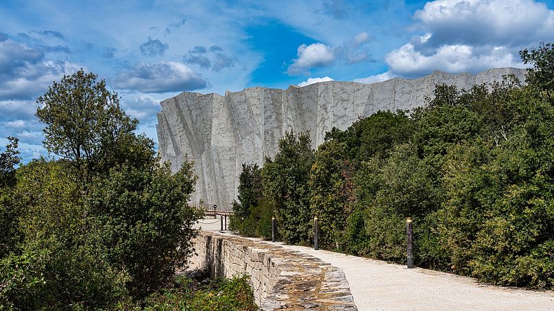 W jaskini Chauvet-Pont d'Arc w Ardèche we Francji znajdują się najstarsze znane i najlepiej zachowane rysunki figuralne na świecie.