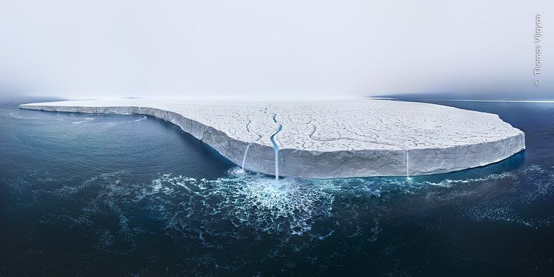 Thomas Vijayan wykorzystuje drona, aby pokazać ogromną skalę lodowca Bråsvellbreen.