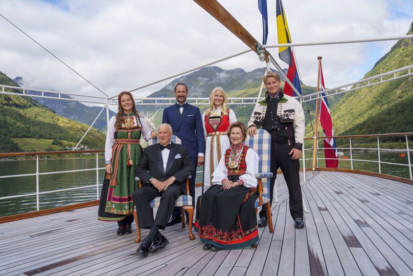 Król Norwegii Harald i inni członkowie rodziny królewskiej na pokładzie statku Kingship Norway przed ślubem norweskiej księżniczki Marty Luizy i Dureka Verretta. 31 sierpnia 2024 r.