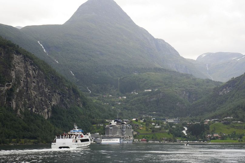 Jedna ze statków przewozi gości z Ålesund na uroczystość weselną w Geiranger w Norwegii, w piątek 30 sierpnia 2024 r., przed ceremonią zaślubin.