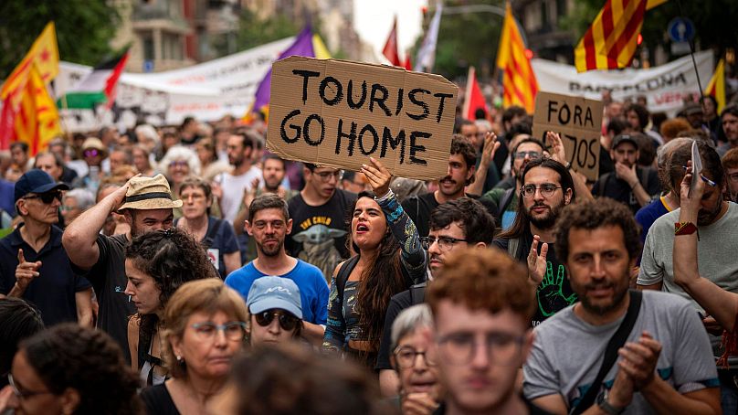 Demonstranci protestują przeciwko nadmiernej turystyce w Barcelonie, Hiszpania, 19 czerwca 2024 r. 