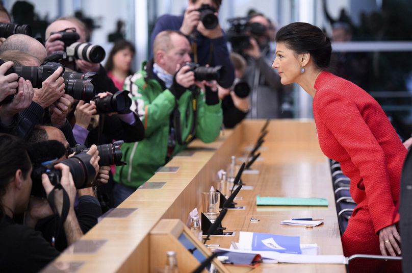 Niemiecka polityk Sahra Wagenknecht siada podczas prezentacji partii 08.01.2024