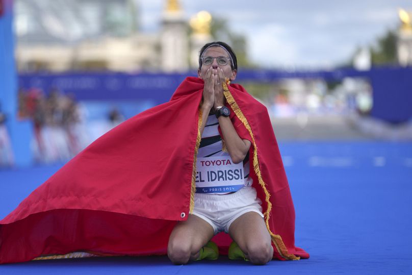 Fatima Ezzahra El Idrissi z Maroka świętuje zwycięstwo w maratonie kobiet T12 podczas Igrzysk Paraolimpijskich 2024, w niedzielę 8 września 2024 r. w Paryżu we Francji.