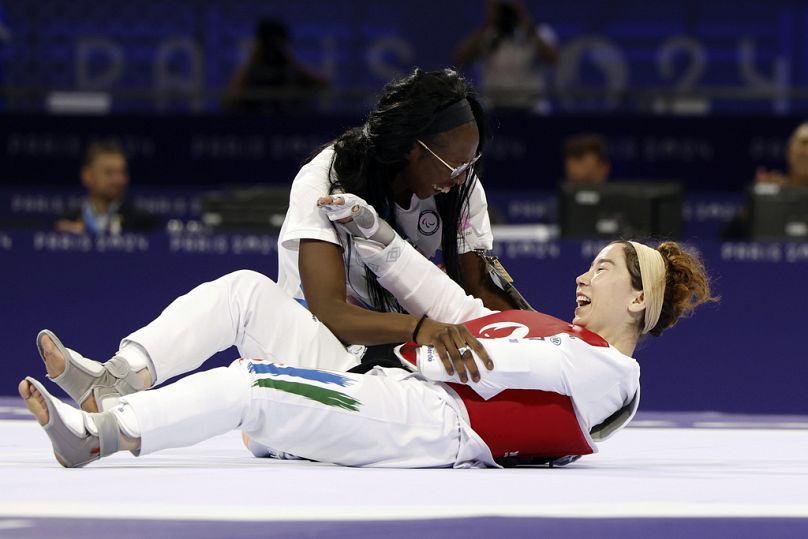 Zakia Khudadadi z Paraolimpijskiej Drużyny Uchodźców, na dole, świętuje swój brązowy medal w Para Taekwondo podczas Igrzysk Paraolimpijskich w Paryżu, czwartek, 29 sierpnia 2024 r.