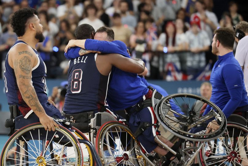 Steve Serio z USA (po prawej) obejmuje kolegę z drużyny Briana Bella, świętując zwycięstwo w meczu o złoty medal w koszykówce na wózkach inwalidzkich mężczyzn na Paraolimpiadzie 2024