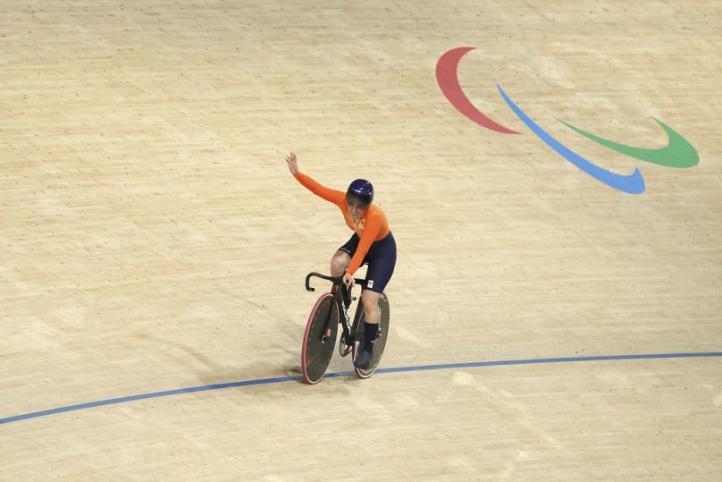 Holenderka Caroline Groot reaguje po zdobyciu złotego medalu w finale jazdy na czas kobiet C4-5 na dystansie 500 m w czwartek 29 sierpnia 2024 r. w Saint-Quentin-en-Yvelines pod Paryżem