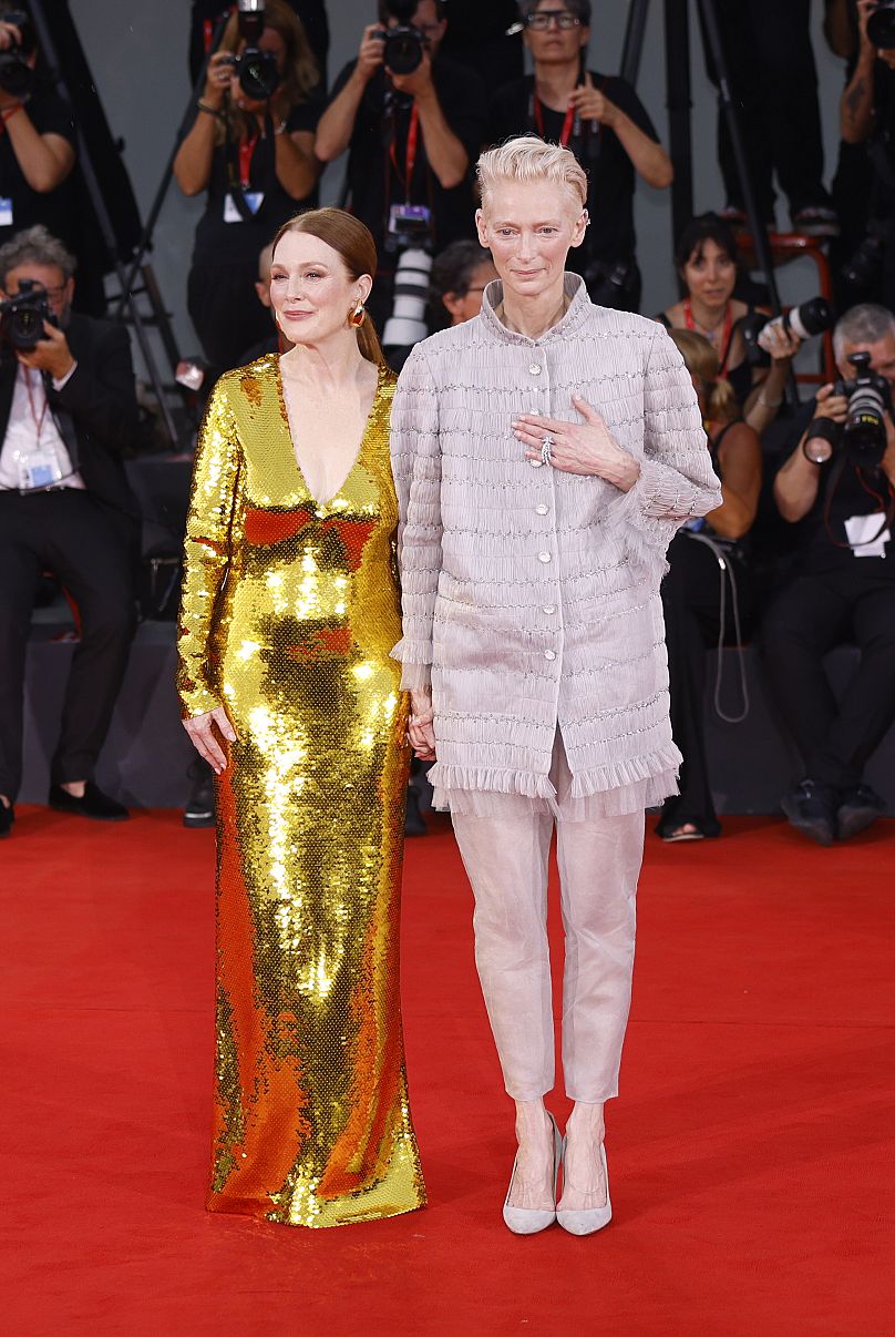 Julianne Moore (po lewej) i Tilda Swinton pozują fotografom po przybyciu na premierę filmu „Pokój obok” na Festiwalu Filmowym w Wenecji 