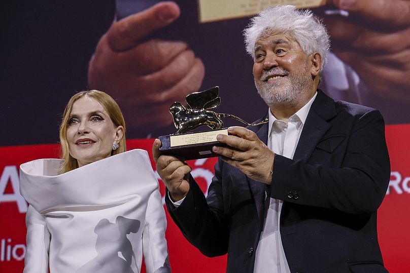 Pedro Almodovar, po prawej, zdobywca Złotego Lwa za film „Pokój obok” wraz z przewodniczącą jury Isabelle Huppert