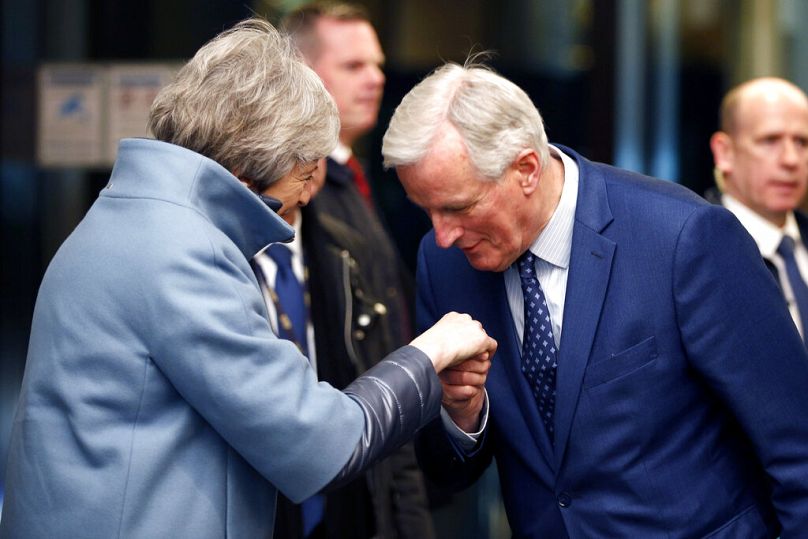 Brytyjska premier Theresa May (po lewej) zostaje powitana przez głównego negocjatora Unii Europejskiej ds. brexitu Michela Barniera w Strasburgu we Francji, 11 marca 2019 r.