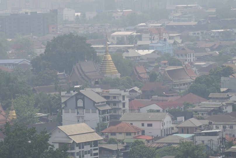 Problem ogólnoświatowy, szczególnie dla krajów rozwijających się: w kwietniu gruba warstwa dymu zalegała nad miastem w prowincji Chiang Mai w północnej Tajlandii 