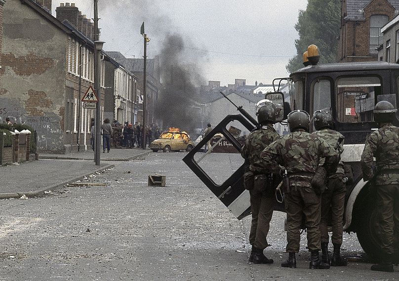 Wojska brytyjskie, na pierwszym planie, starły się z demonstrantami w dzielnicy Belfastu zdominowanej przez katolików w okresie znanym jako zamieszki, 5 maja 1981 r.