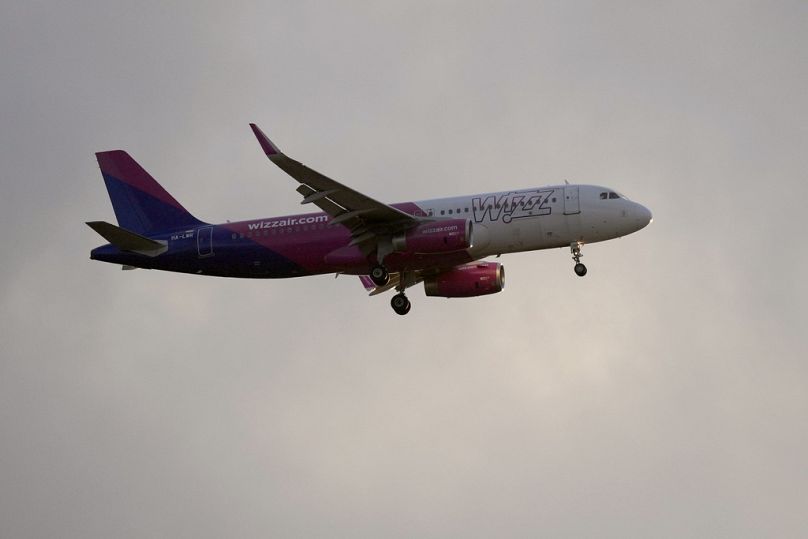 Krótkie trasy Wizz: Airbus A320 linii Wizz Air przygotowuje się do lądowania w Lizbonie w lipcu