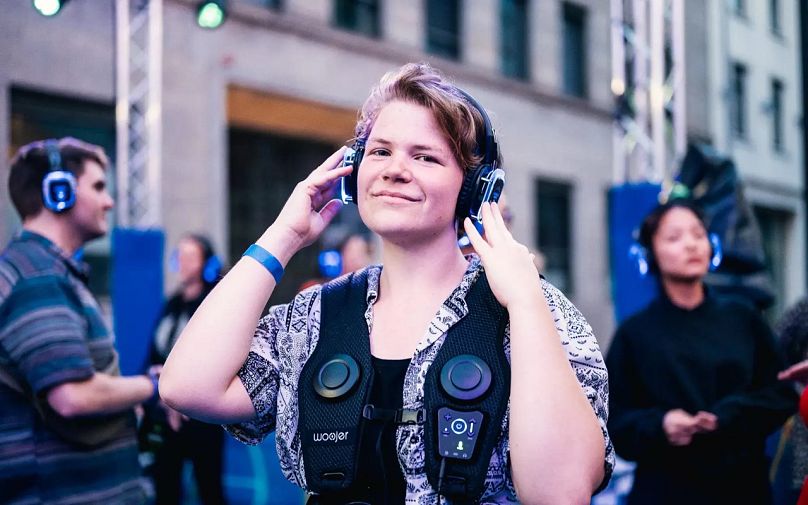 Kamizelki wibracyjne Woojer są dostępne w sklepie Deaf Rave.