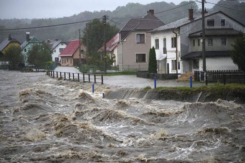 Rzeka Bela przepływa obok domów podczas powodzi w Mikulovicach w Czechach, w sobotę 14 września 2024 r.