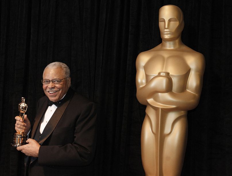 James Earl Jones pozuje ze swoim honorowym Oscarem podczas 84. rozdania Oscarów w niedzielę 26 lutego 2012 r.