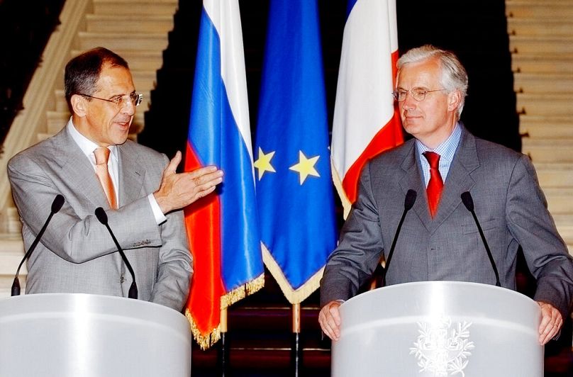 Minister spraw zagranicznych Francji Michel Barnier (z prawej) i jego rosyjski odpowiednik Siergiej Ławrow organizują wspólną konferencję prasową na Quai d'Orsay w Paryżu, piątek, 16 lipca 2004 r.