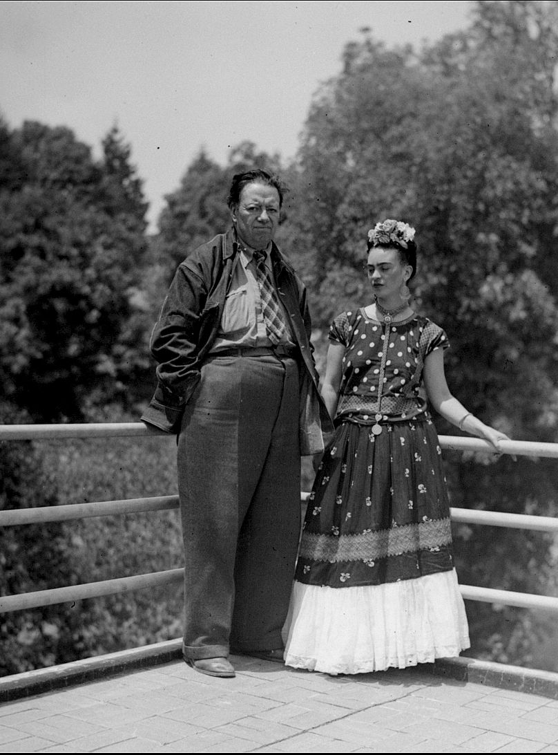 Meksykański malarz murali Diego Rivera i Frida Kahlo sfotografowani na balkonie swojego domu w mieście Meksyk, 13 kwietnia 1939 r.