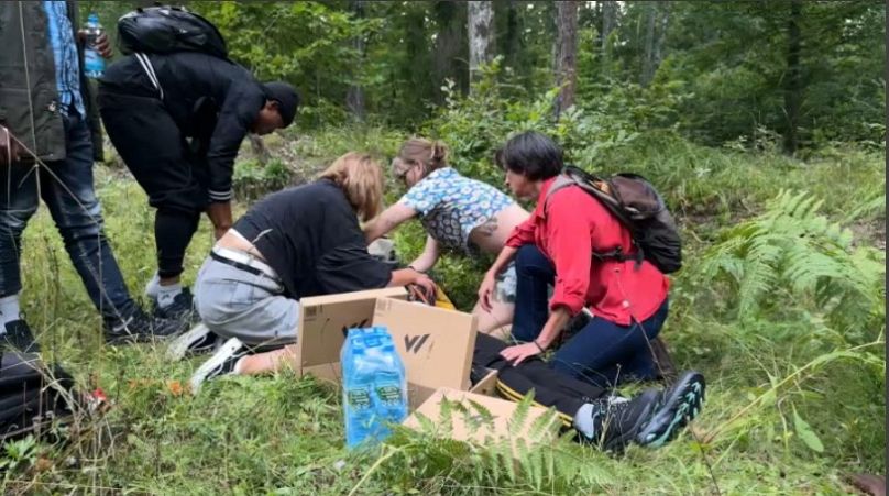 Reporterka Valerie Gauriat z wolontariuszami organizacji pozarządowych pomagającymi migrantom na granicy polsko-białoruskiej 