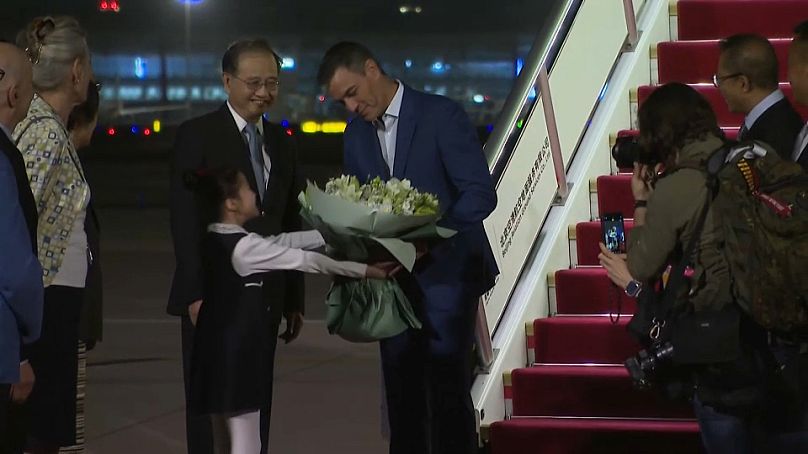 Premier Hiszpanii Pedro Sánchez witany na lotnisku w Pekinie, 8 września 2024 r.