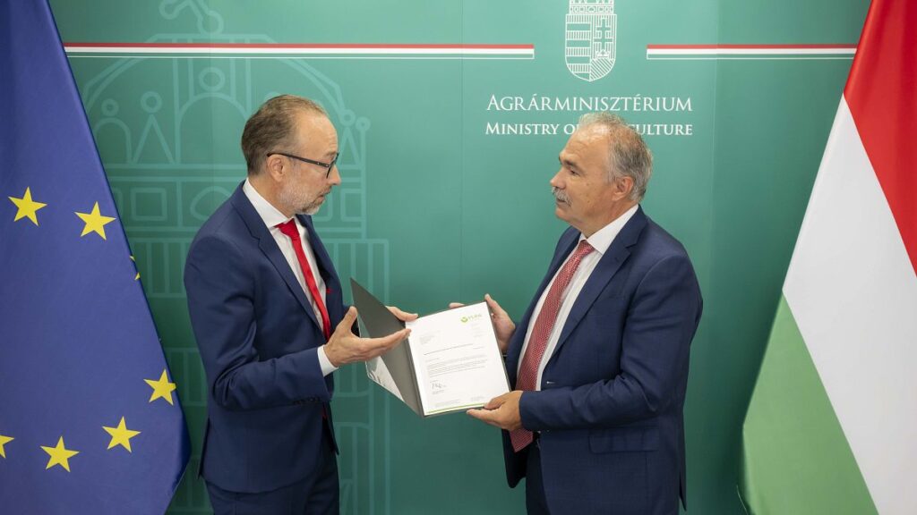 Hungarian agriculture minister István Nagy (r), receives the open letter from Gunther Weiss, head of quality management at Alnatura GmbH