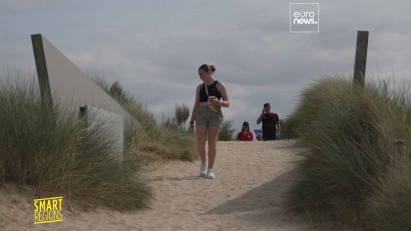 Zwiedzający poznają historię lądowania w D-Day na plaży Juno 