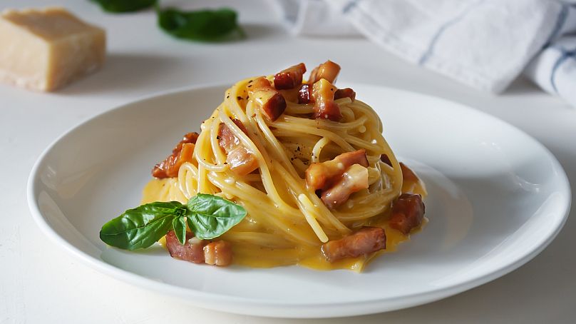 Tradycyjna carbonara (oprócz liści bazylii)