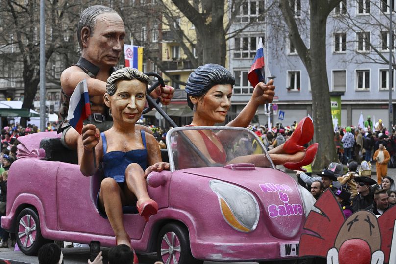 Platforma karnawałowa przedstawiająca "Barbie i Ken" jako prezydent Rosji Władimir Putin (po lewej), Sahra Wagenknecht (po prawej) i Alice Weidel z AFD w Moguncji, 12.02.2024