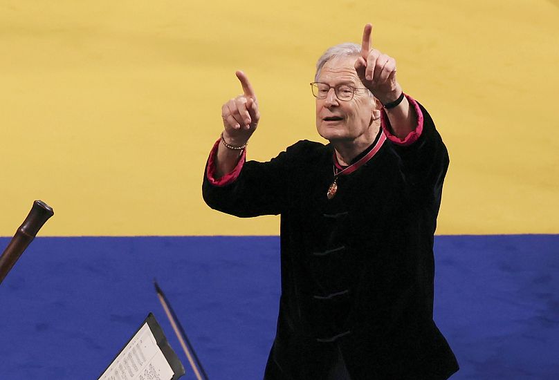 Dyrygent John Eliot Gardiner prowadzi muzyków podczas występu w Opactwie Westminsterskim przed koronacją króla Karola III i Camilli, królowej małżonki, w Londynie