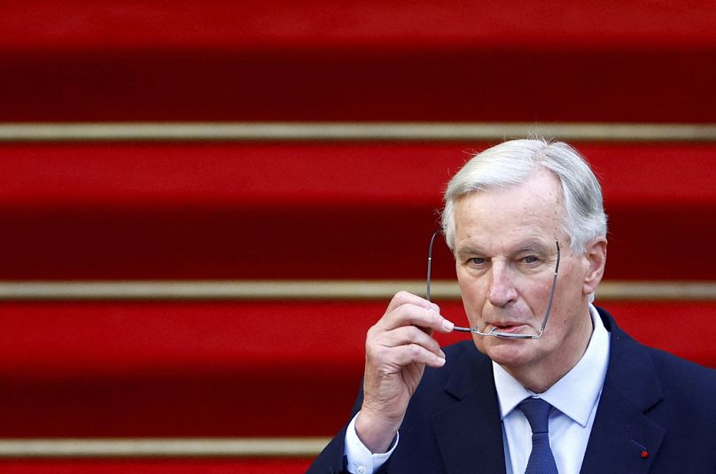 Michel Barnier przyjmuje stanowisko premiera Francji podczas ceremonii przekazania.