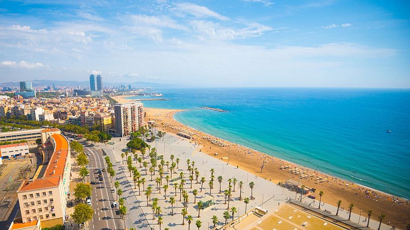 Szczególnie zagrożone są sztuczne plaże w Barcelonie.