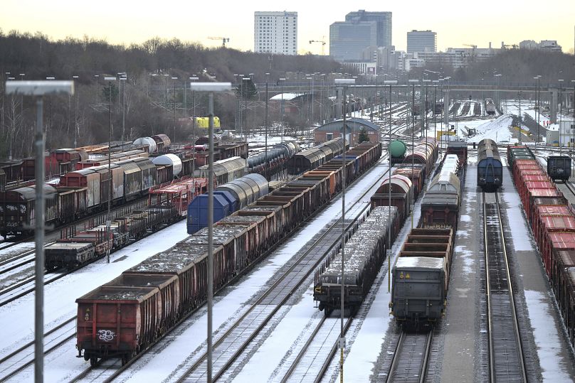 Wagony towarowe stoją na torach na stacji rozrządowej Monachium Północ, 22 stycznia 2024 r.