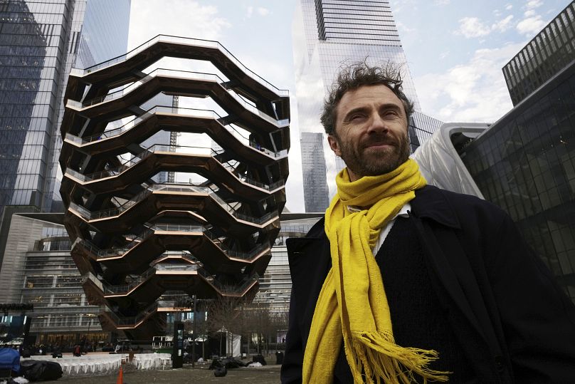 Brytyjski projektant Thomas Heatherwick pozuje przed statkiem w dniu jego otwarcia w Hudson Yards w Nowym Jorku, 2019 r.