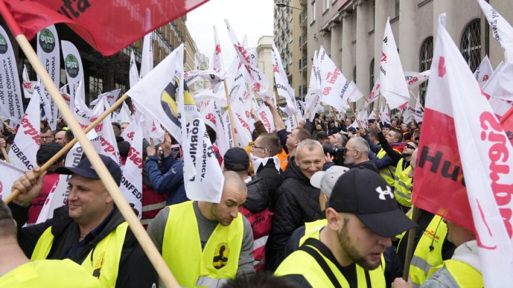 Some 300 Polish coal miners angered by the European Union directive reducing methane emissions protest noisily before the EU office saying it will deprive them of their jobs.