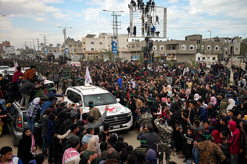 Hałaśliwe, zarządzane na scenie wydania zorganizowane przez Hamas zostały ostro skrytykowane przez Izrael i grupy praw człowieka, 8 lutego 2025 r.