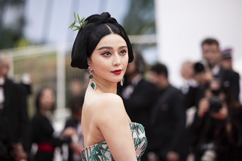 Fan Bingbing pozuje dla fotografów, kiedy przybył podczas ceremonii otwarcia i pierwszego filmu „Jeanne du Barry” w Cannes w 2023 roku