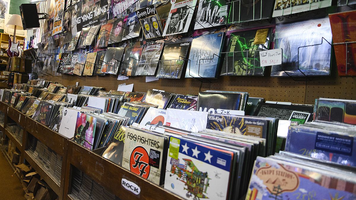 The Vinyl Paradox: Dlaczego niezależne sklepy z płytami walczą pomimo boomu w mediach fizycznych