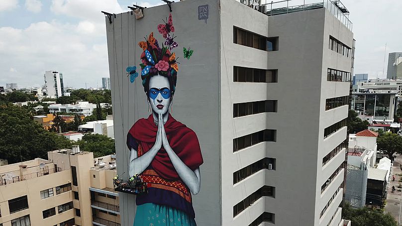 Gigantyczny mural Frida Kahlo autorstwa Fin Dac w Guadalajara w Meksyku. 