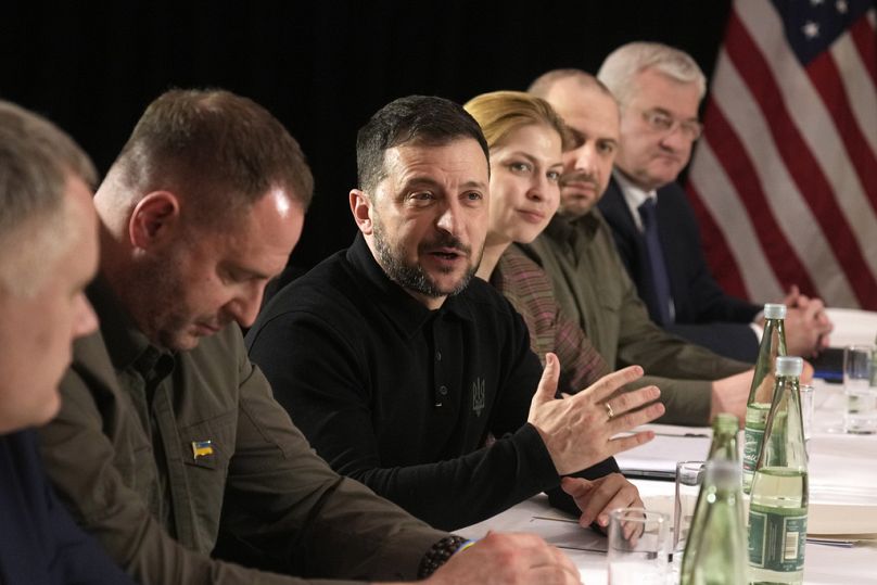 Prezydent Zelenskyy przemawia podczas dwustronnego spotkania z wiceprezesem USA JD Vance na marginesie konferencji bezpieczeństwa w Monachium w Monachium, Niemcy, piątek, 14 lutego 2025 r.