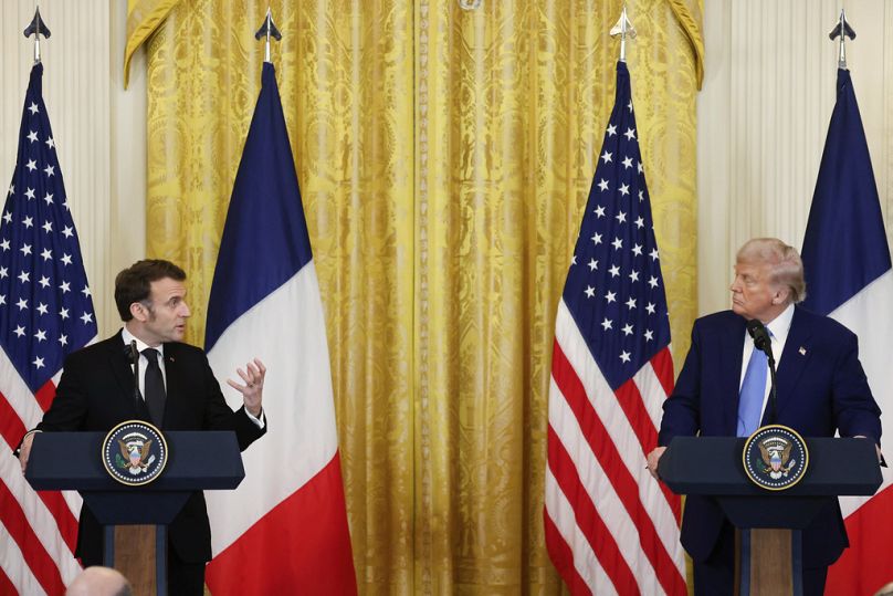 Prezydent Donald Trump słucha, gdy prezydent Francji Emmanuel Macron przemawia podczas wspólnej konferencji prasowej w Białym Domu w Waszyngtonie, poniedziałek, 24 lutego 2025 r.