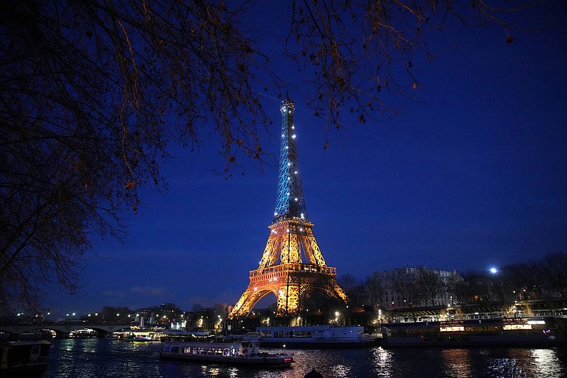 Wieża Eiffla jest oświetlona kolorami ukraińskiej flagi z okazji trzeciej rocznicy rosyjskiej inwazji na kraj, 24 lutego 2025 r.