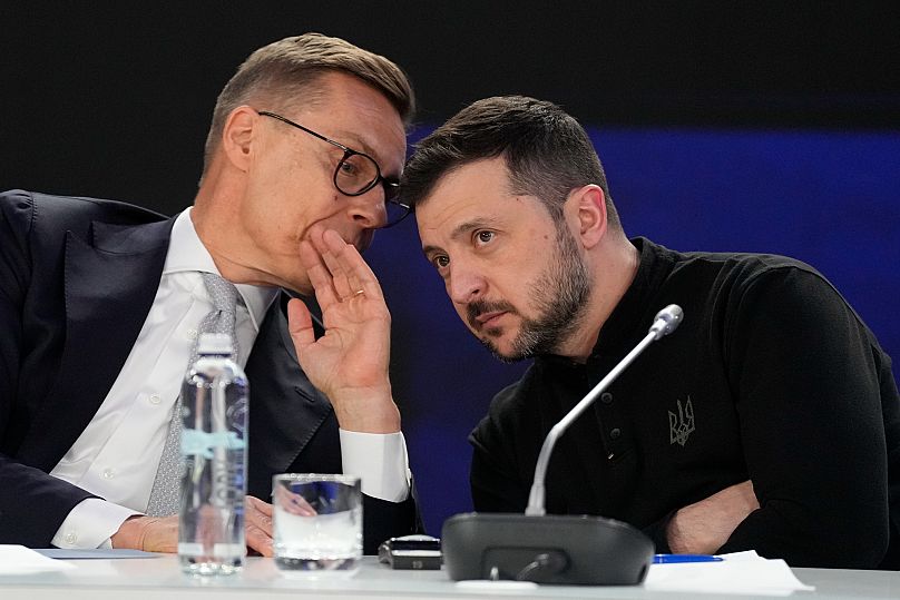 Prezydent ukraiński Volodymyr Zelenskyy słucha prezydenta Finlandii Alexander Stubb podczas konferencji prasowej na szczycie w Kijowie, 24 lutego 2025 r.