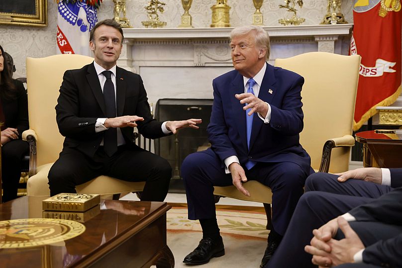 Prezydent Francji, Emmanuel Macron, przemawia jako prezydent Donald Trump słucha podczas spotkania w Białym Domu w Waszyngtonie, 24 lutego 2025 r.