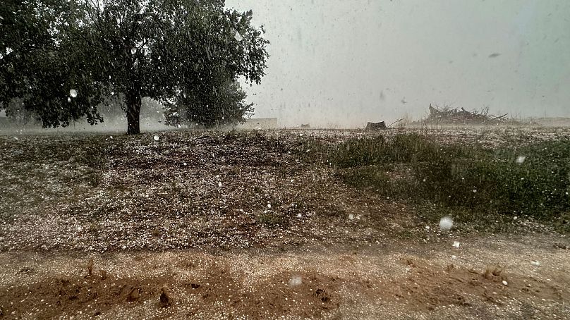 Zatodźca jest widoczna z pojazdu Husky Hail Hunter na Northern Illinois University podczas operacji ICECHIP w piątek, 6 czerwca w Levelland w Teksasie.