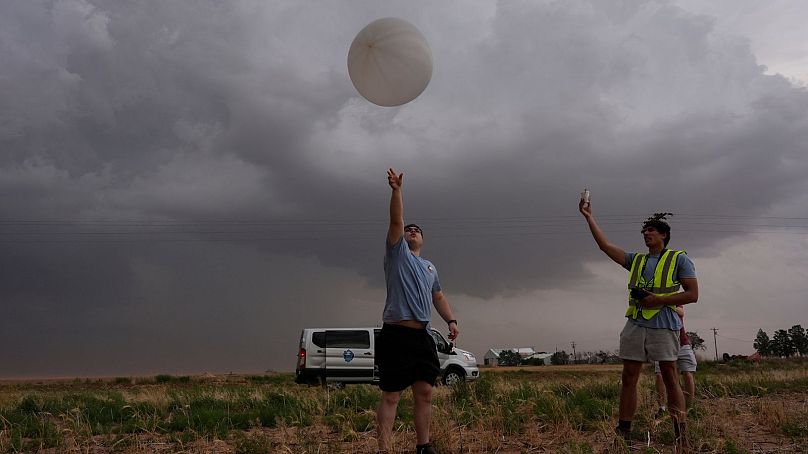 Członkowie projektu Icechip, Wyatt Ficekand Ethan Mok wypuszcza balon pogodowy z dołączonym instrumentem Windsond do regionu napływu burzy, 5 czerwca w pobliżu Morton w Teksasie.