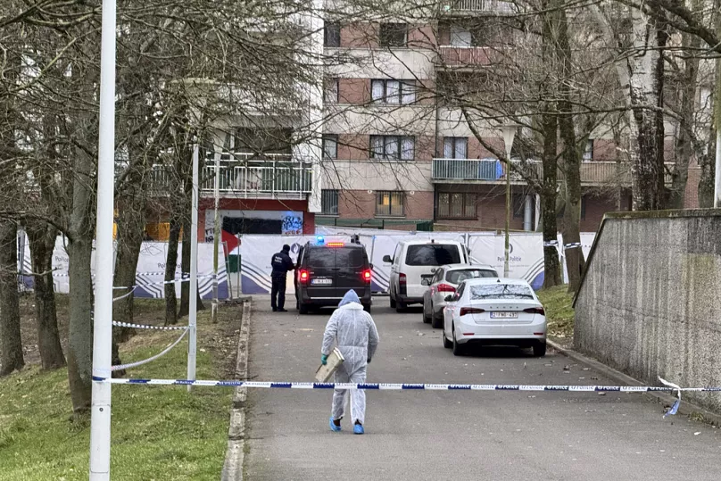 Policja pracuje na terenie wokół apartamentowca po strzelaninie w Brukseli, piątek, 7 lutego 2025 r. (AP Photo/Sylvain Plazy)