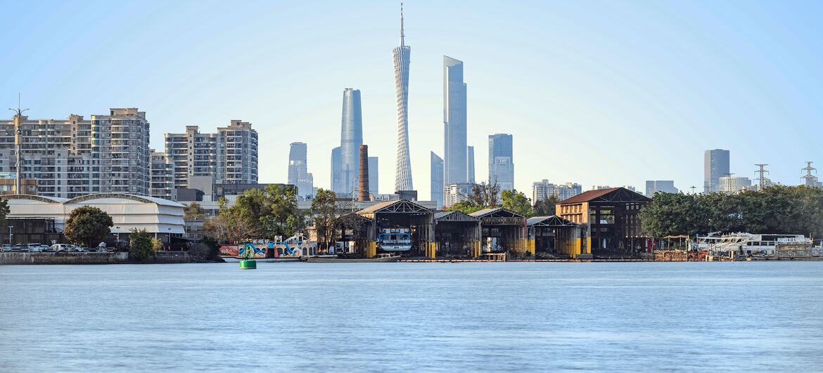 Widok na panoramę Kantonu z wieżą Canton Tower i innymi drapaczami chmur wzdłuż Rzeki Perłowej.